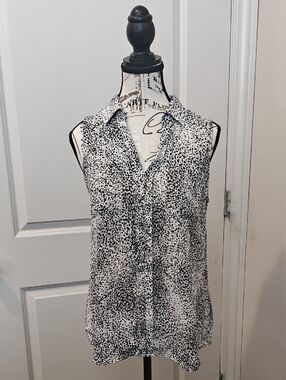 Maurices Black and White Sleeveless Printed Button-Up Blouse